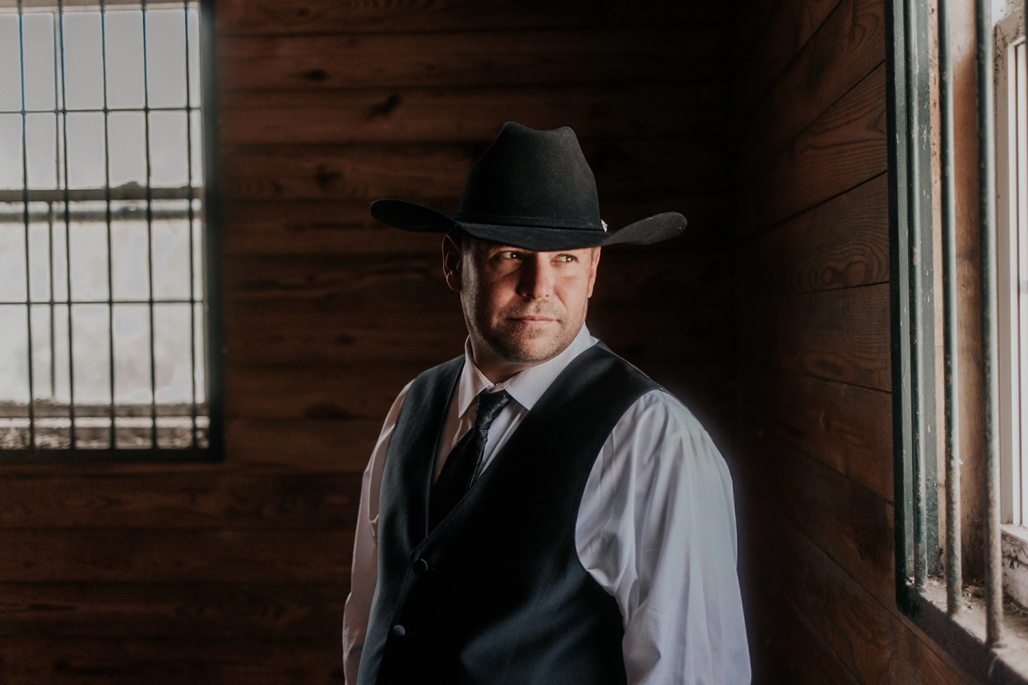 horse-farm-portrait-groom-cowboy-hat