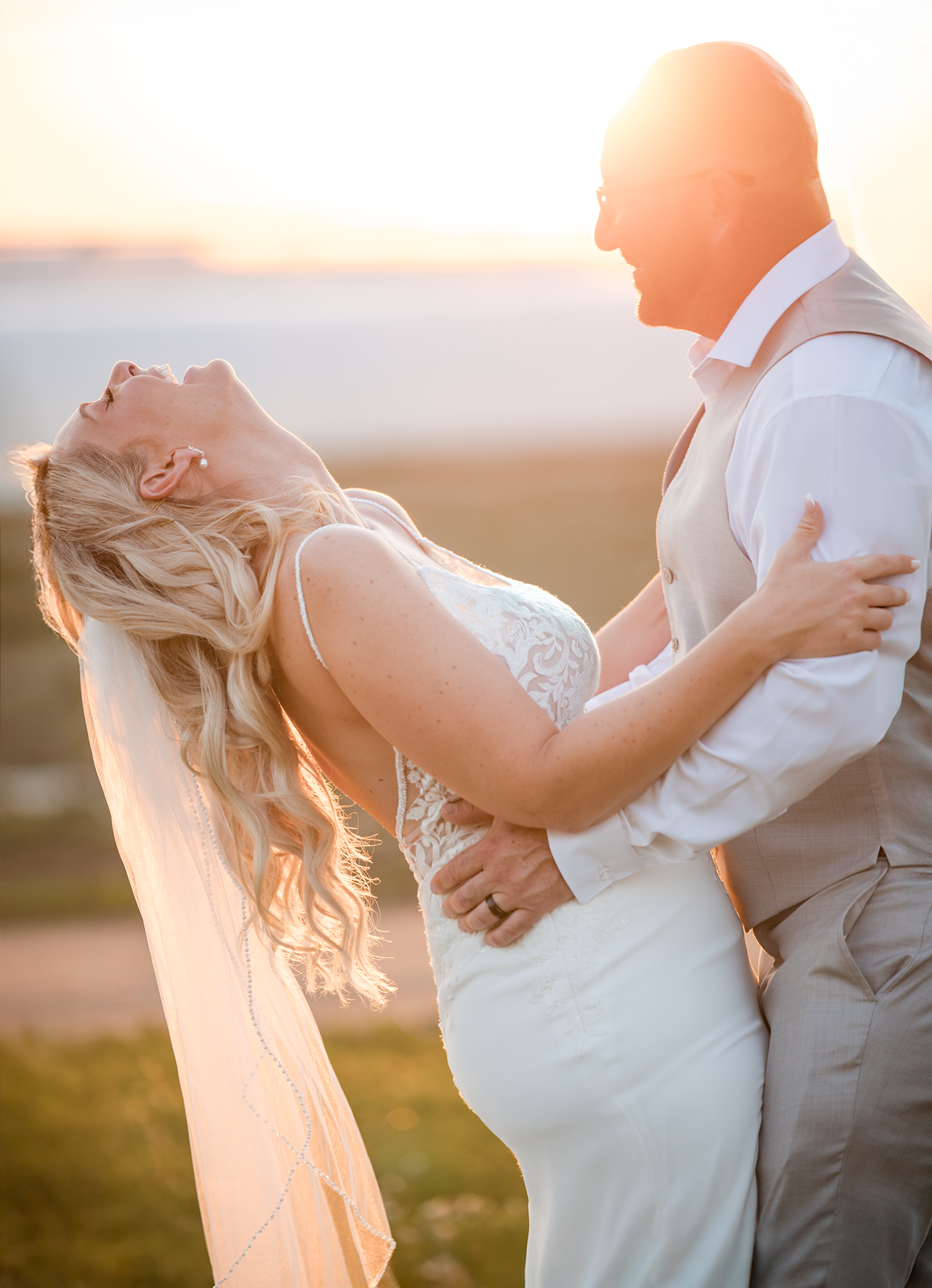 Romantic-sunset-wedding-portrai