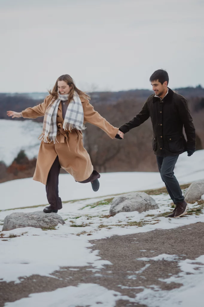 What to wear for winter outdoor couple photoshoot.