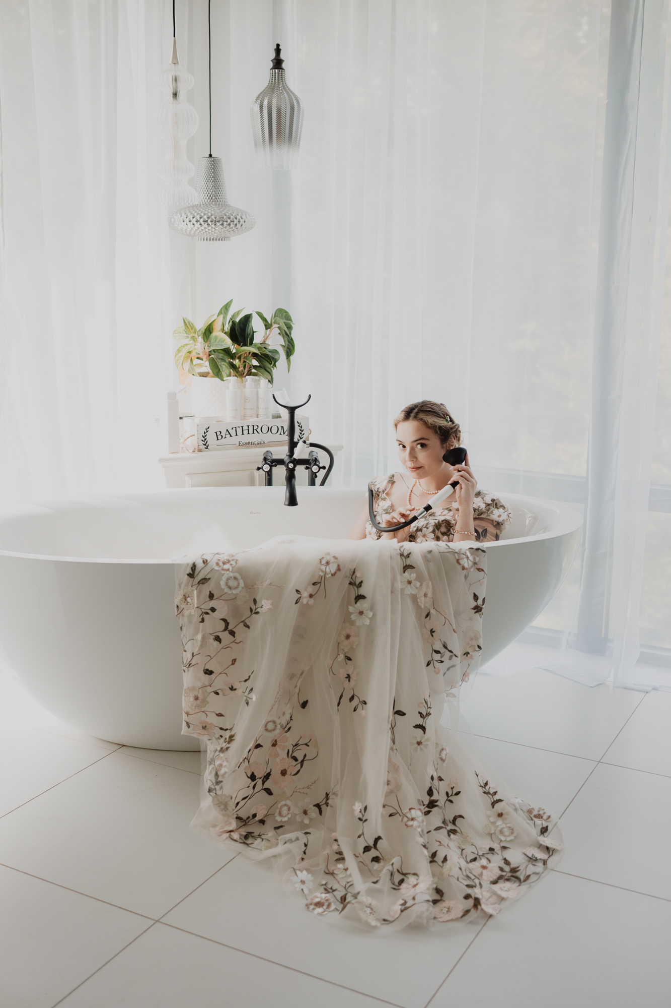 bride-getting-ready-at-the-bathtub-with-the-phone